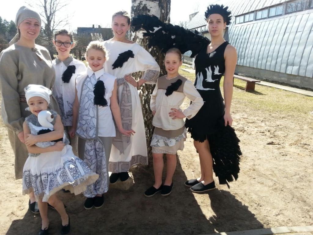 Pirmā - novada skate ir izturēta. Vēlēsim veiksmi gulbeniešiem Vidzemes reģiona tērpu kolekciju skatē – konkursā, kas šī mēneša beigās notiks Cēsīs, lai Latvijas Skolu jaunatnes dziesmu un deju svētku laikā to varētu skatīt visa Latvija. 	
Autors: no personiskā arhīva