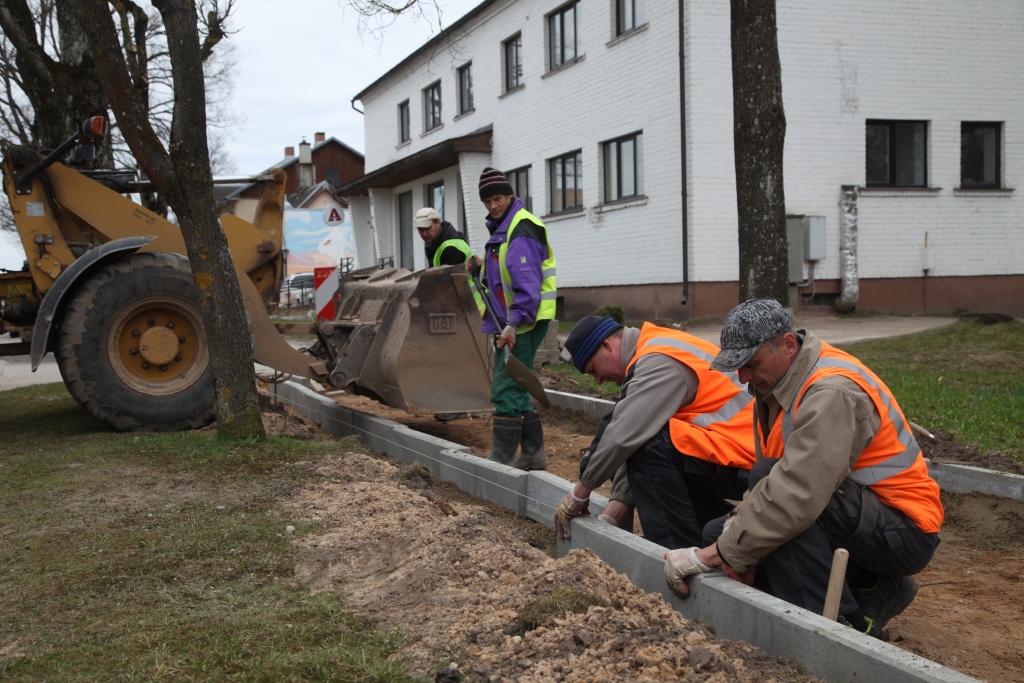Rīgas ielā ietvēm vecais asfaltētais segums tiek nomainīts pret bruģi. 
Autors: Gatis Bogdanovs
