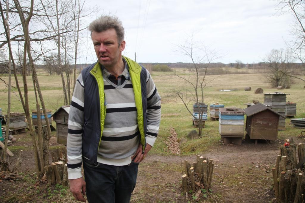 Beļavas pagasta bioloģiskās zemnieku saimniecības ‘’Rozītes’’ saimnieks Jānis Rožlapa ir starp tām novada saimniecībām, kas kategoriski ir pret ģenētiski modificēto kultūraugu audzēšanu Latvijā. “‘Tie, kuri iebilst šim aizliegumam, vispirms lai šos kultūraugus izmēģina uz sevis, nevis uz tautu. Es domāju, ka neviens, ja būs izlemts audzēt šos augus, mums pat īsti neprasīs, vai esam ar mieru. Mūsu valdība ir tāda pati kā mūsu tauta, jo nāk no tautas. Kamēr tauta nemainīsies, arī valdība nemainīsies,” uzskata J.Rožlapa.
Autors: Gatis Bogdanovs