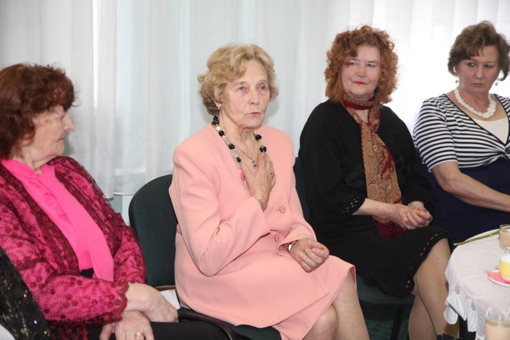 “Mēs visas esam jaunas meitenes! Mums, arī pensijā esot, ir tik daudz ko darīt! Tomēr tad, kad pagasta vai novada bibliotēkā notiek kāds interesants pasākums, ja vien ir iespējams, cenšamies to apmeklēt. Bibliotēka jau lielu mūsu mūža daļu bija mūsu otrās mājas,” atzīst tikšanās dalībnieces. 

Autors: Gatis Bogdanovs 