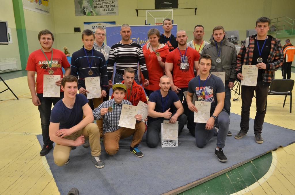 Komandu konkurence Vidzemes čempionātā bija ļoti spraiga, pirmās trīs vietas citu no citas šķīra tikai viens punkts. Attēlā - Līgo sporta kluba komanda. 	
Autors: no personiskā arhīva 