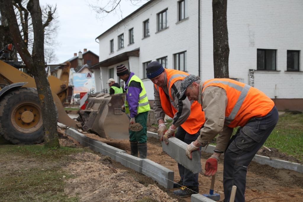 Rīgas ielā ietvēm vecais asfaltētais segums tiek nomainīts pret bruģi. 
Autors: Gatis Bogdanovs