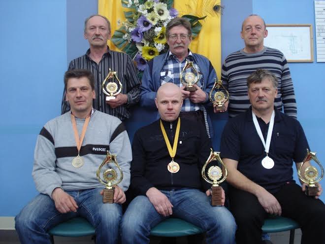 Pirmajā rindā (no kreisās): R.Skuja (Madona), A.Dzērve (Litene), I.Gritāns (Viļāni);        otrajā rindā no kreisās: I.Trops (Barkava), A.Mugurevičs (Barkava), J.Praznicāns (Alūksne).
Autors: no personiskā arhīva