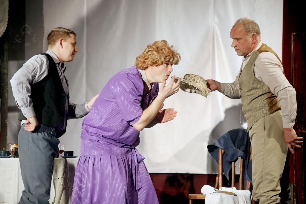 Kādi tad īsti ir sievietes mīlas ieroči, mēģina noskaidrot Litenes amatierteātra “Nebēdnieki” iestudētās lugas Rutku Tēvs “Sievietes mīlas ieroči” varoņi (no kreisās) kalējs Jānis Kalniņš – Andris Dzērve, puisis Juris – Gatis Jesiļevičs un saimnieks, biedrības priekšnieks Jāzeps Goba – Aivars Krūmiņš.  
Autors: Gatis Bogdanovs  