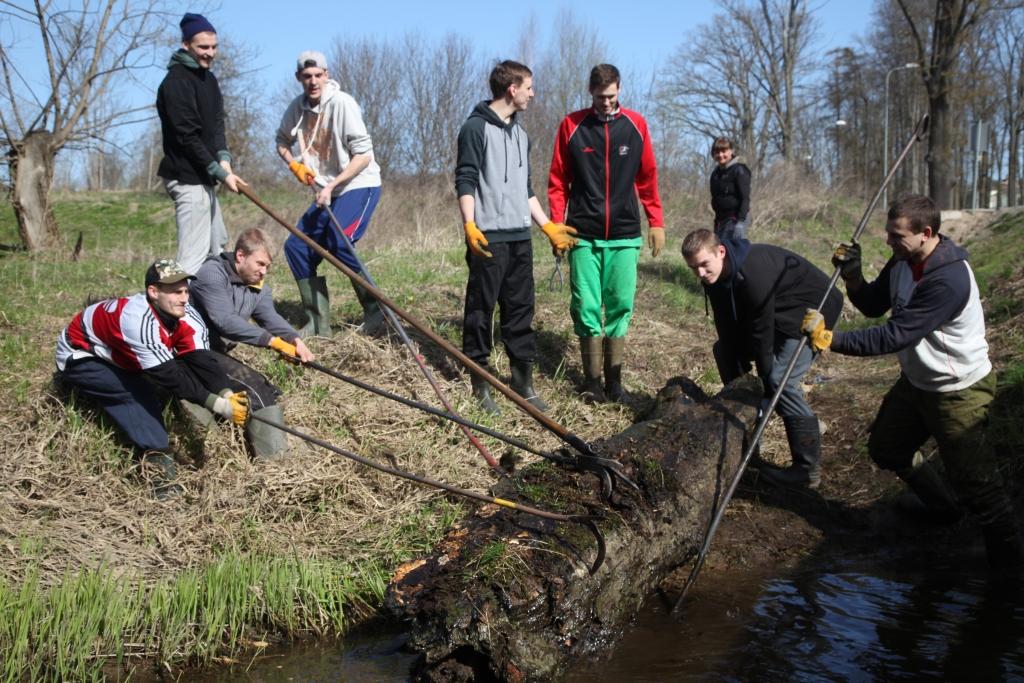 Pateicībā par atbalstu sezonas laikā paveikt kaut ko labu Lielajā talkā bija nolēmuši arī mūsu basketbola komandas “Gulbenes Buki/ BJSS” puiši. Viņi talkoja Krustalīces krastos pie slimnīcas. 	
Autors: Gatis Bogdanovs