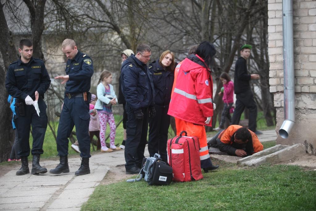 Ziņkārīgo pūlis pulcējās pie kāda vīrieša, kurš vakarā gulēja uz trotuāra pie kādas daudzdzīvokļu mājas Skolas ielā. Viņam palīgā steidza mediķi un policija. 	
Autors: Gatis Bogdanovs