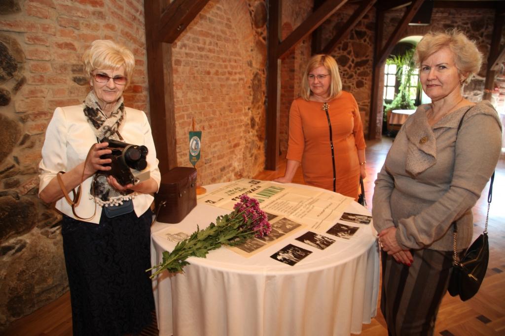 “Tolaik, kad fotografēju un veidoju amatierfilmas, nebija ne tik modernu fotoaparātu, ne arī filmēšanas kameru. Šodien tehnika ir ļoti attīstījusies,” saka novadniece Edīte Ezeriņa (no kreisās), kura Vecgulbenes muižā interesentus bija aicinājusi uz savu filmu vakaru. 	
Autors: Gatis Bogdanovs