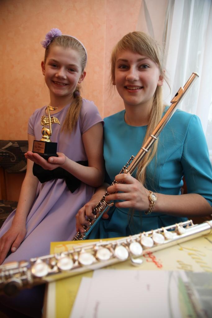 Hanna Kalēja (no kreisās) un Megija Smiltniece ir gandarītas par saviem panākumiem starptautiskajos konkursos.   
Autors: Gatis Bogdanovs