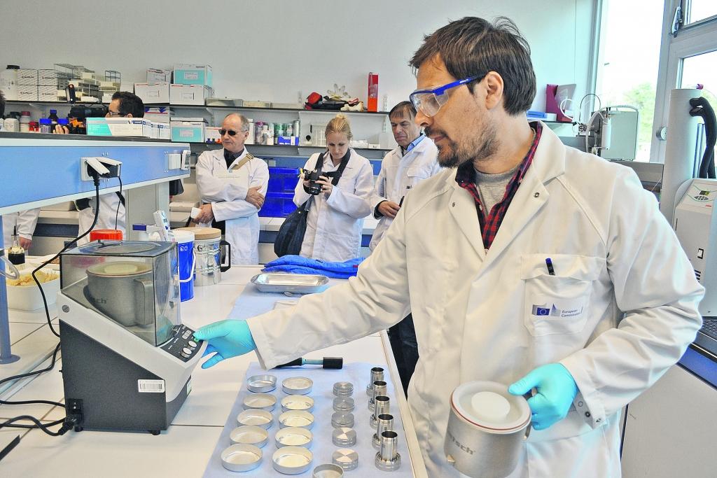 Ar pārtiku saistītu saslimšanu ir daudz vairāk, nekā par to tiek runāts, un arī statistika neuzrāda patieso ainu, jo par visiem gadījumiem netiek ziņots. Tieši tāpēc pārtikas nekaitīgums ir viena no Eiropas Savienības (ES) prioritātēm. Tomēr mērķis ir domāt ne tikai par ES iedzīvotājiem, bet plašāk – meklējot risinājumu, kā visai populācijai nodrošināt nekaitīgu pārtiku. Jautājums – kā mērķa sasniegšanā var palīdzēt zinātnes un inovācijas? 
Autors: Anna Bērziņa, (