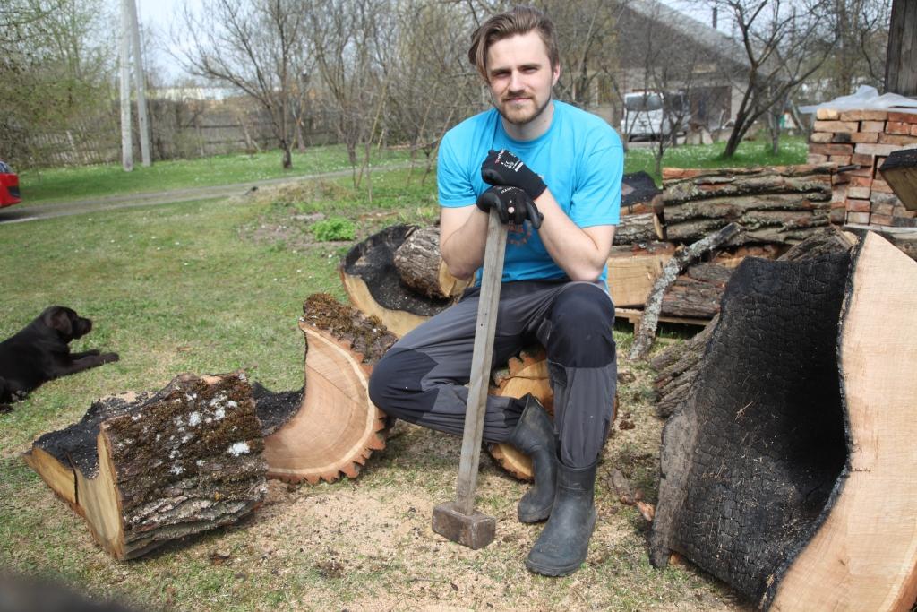 Dzīvojot un strādājot Rīgā, Arvis Rubenis daudzreiz aizdomājies par to, kāpēc gan pats nevarētu kaut ko oriģinālu sākt darīt savās mājās. Ja kādam šis ozols ar izdegušo vidu likās nederīgs, tad Arvis tajā saskatīja lielu vērtību.	
Autors: Gatis  Bogdanovs