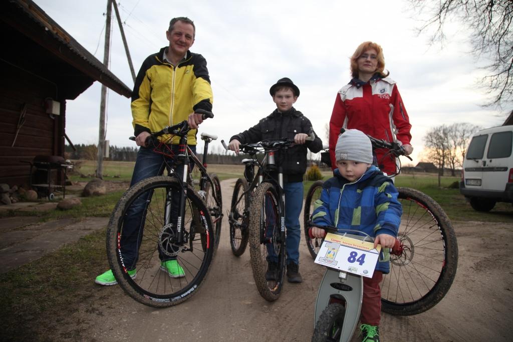 Kliederu ģimene pilnā sastāvā! Velosports viņus vieno. Sacensībās startē gan mamma Kristīne, gan tētis Raivis, gan arī abi puikas - Mārcis un nu jau arī mazais Edžus. 	
Autors: Gatis Bogdanovs