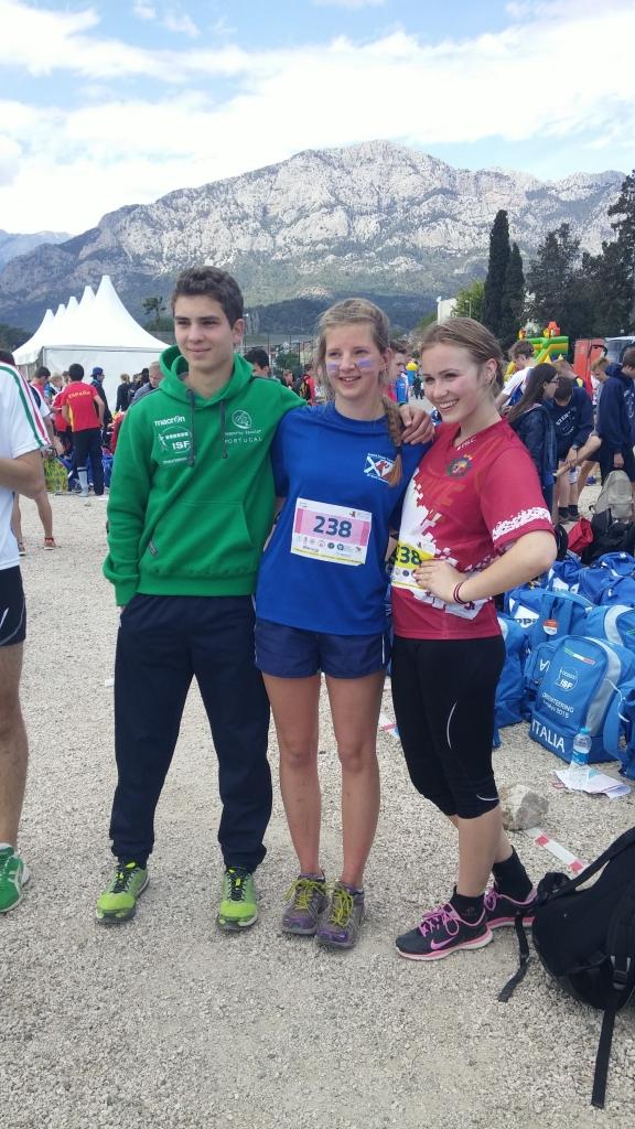 Jauktajā sprinta stafetē Signe Sirmā (no labās) kopā ar Skotijas un Portugāles pārstāvjiem 178 komandu konkurencē izcīnīja 3.vietu.
Autors: no personiskā arhīva