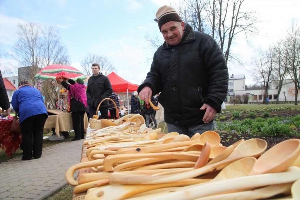 Daudzi novada amatnieki un mājražotāji, tostarp arī Laimonis Lapsa, savu produkciju realizē Zaļajā tirdziņā.   
Autors: Gatis Bogdanovs