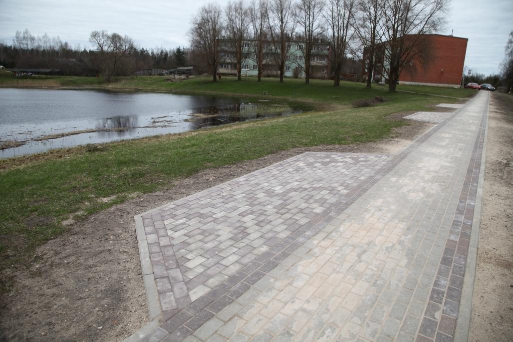 Šajās izbruģētajās vietās Stāķu centrā pie dīķa maijā tiks uzlikti jauni soliņi.  
Autors: Gatis Bogdanovs