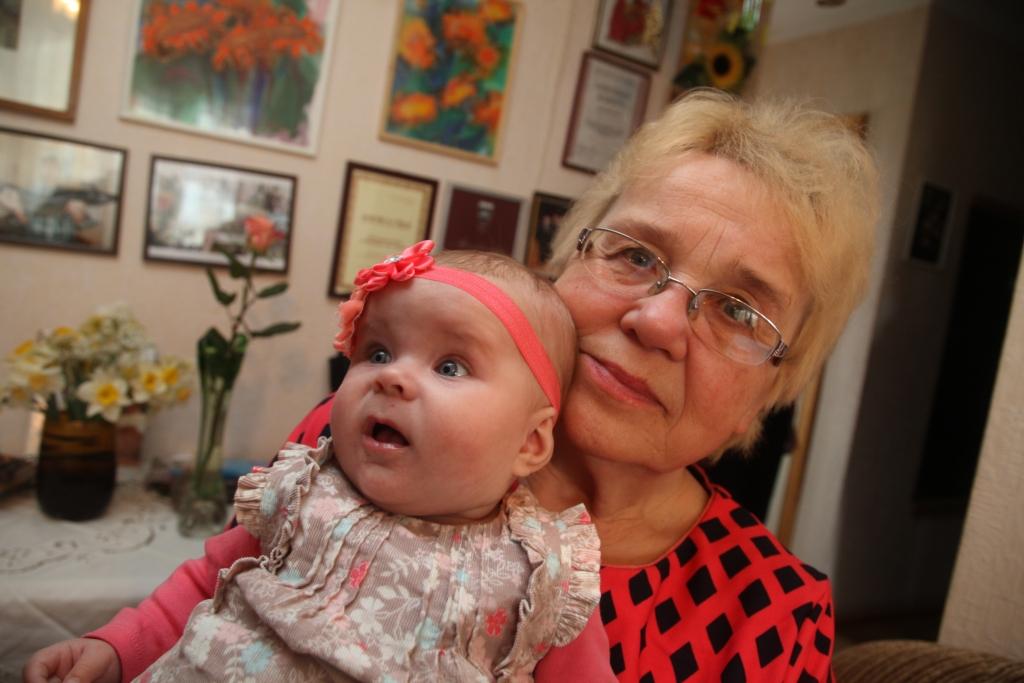 Gādīgas rokas rūpīgi sakārto sedziņu un vieglītēm noglāsta bērniņa vaigu. “Guli, manu mīlulīt! Es esmu tev blakām.” Klusi teiktie vārdi ir kā nekur nerakstīts, bet ar sirdi dots Annas Vīgantes solījums piecus mēnešus vecajai mazmeitiņai Līvai, kurai viņa ir mātes vietā, tāpat kā četrpadsmit gadus vecajai mazmeitai Vinonai. Anna nekad nedomāja, ka var pienākt brīdis, kad uz visiem laikiem nāksies atvadīties no meitas Solvitas. “Nevienai mātei nenovēlu zaudēt savu bērnu, vienalga, kādu dzīves ceļu viņš izvēlējies. Tās ir vārdos neizsakāmas sāpes, kas nekad nepāries. Izejot sabiedrībā, uzlieku masku un eju. Es nezinu, kad spēšu smaidīt un priecāties – tā no visas sirds. Laikam mana priecīgā dzīve ir pagājusi. Šobrīd es jūtos kā vāvere ritenī,” saka Anna. 
Autors: Gatis Bogdanovs