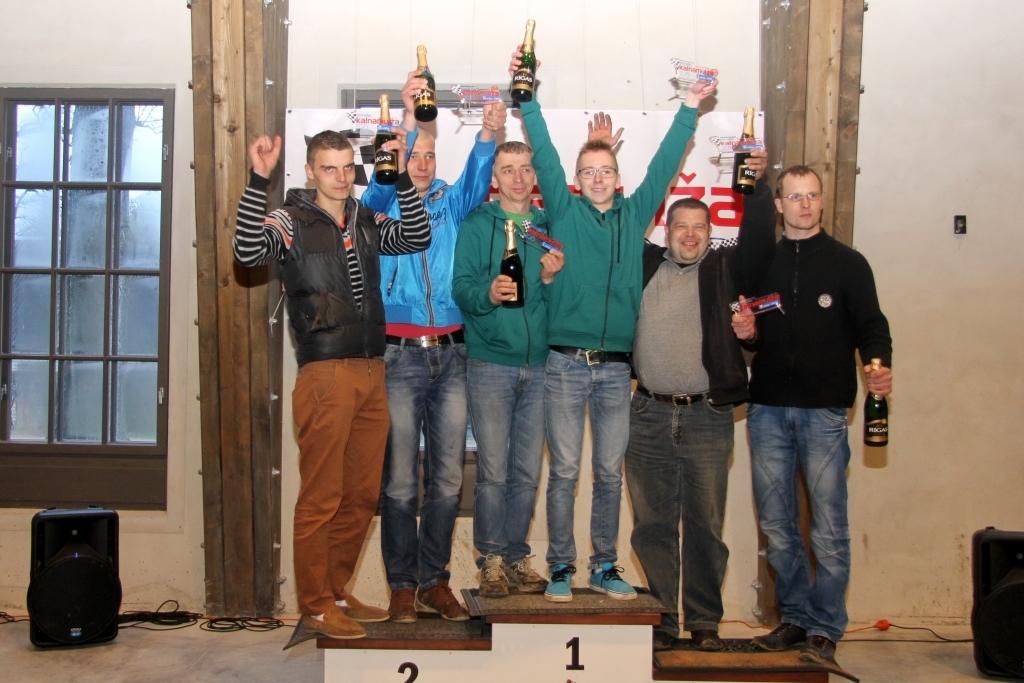 Minirallijā “4WD” klasē viss goda pjedestāls gulbeniešiem: 1.vietā - Niks un Didzis Kanderi (vidū), 2.vietā -  Lauris Ozerovs un Mārtiņš Mikolajs (pa kreisi), 3.vietā - Jānis Krevics un Gatis Jansons.  
Autors: Dace Janova (“www.4rati.lv”)