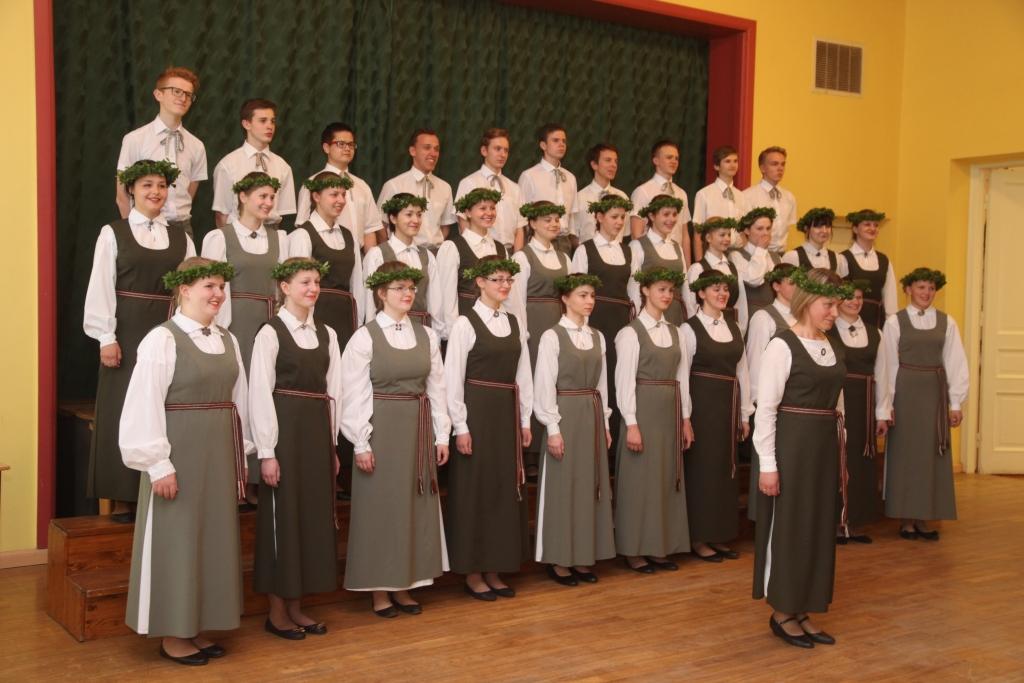 Gulbenes novada Valsts ģimnāzijas jauktais koris “Silver”, ko vada diriģente Laura Anže, skatē apliecināja, ka dziedātāji lieliski tiek galā arī ar sarežģītām kompozīcijām. 	
Autors: Gatis Bogdanovs