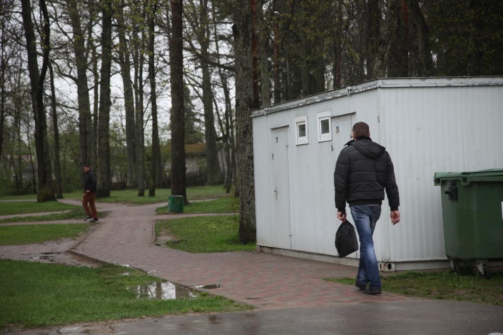Gulbenē publiskajām tualetēm ar labierīcībām ir noteikts darbalaiks. Naktī tās ir slēgtas. 24 stundas diennaktī ir pieejamas vienīgi sausās atejas dzelzceļa stacijā, kapsētās un pilsētas stadionā.  
Autors: Gatis Bogdanovs