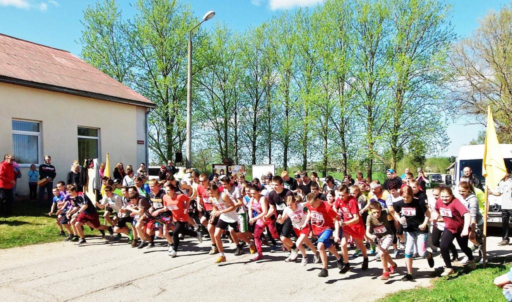 Sportisti “Rankas apļos” sacentās trīs un sešu kilometru distancēs. 					      
Autors: no personiskā arhīva