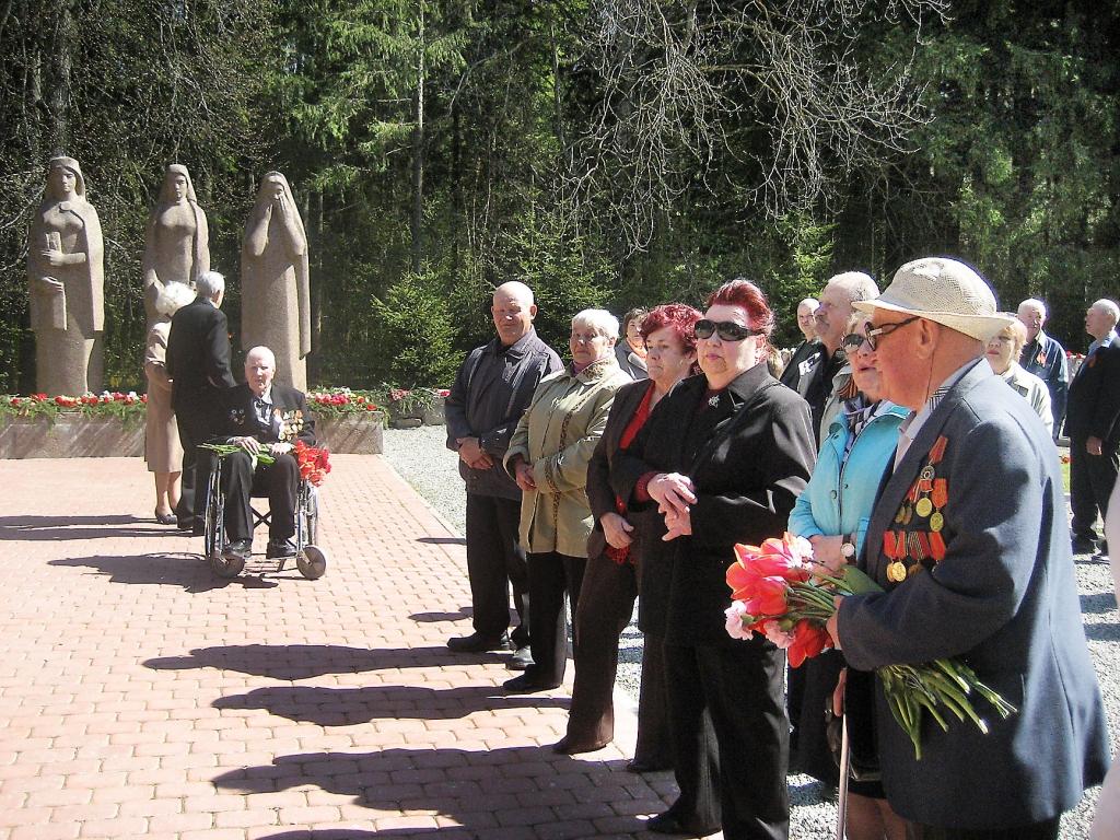 Tikšanās datums un laiks Gulbenes Brāļu kapos publiski nebija izziņots. Jau 8.maijā daudzi nāca nolikt tur ziedus, bet 9.maijā no paša rīta bija vērojama cilvēku plūsma. Pulksten 11.00 bija visvairāk ļaužu, arī kara veterāni. Publisku uzrunu teica pareizticīgo garīdznieks – Tēvs Aleksandrs.                            
Autors: Diāna Odumiņa