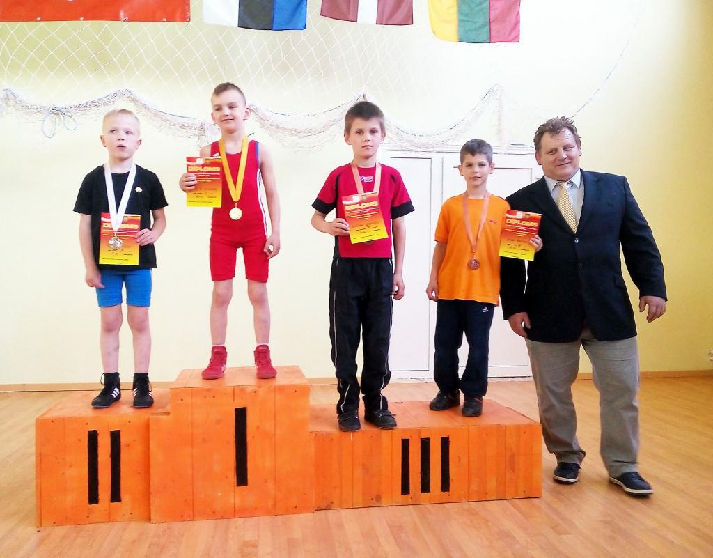 Sandis Abakoks (no labās) izcīnīja trešo vietu savā svara kategorijā.                            
Autors: personiskā arhīva