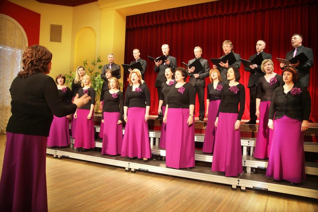 Lejasciema kultūras nama jauktais koris “Kaprīze” kopā ar diriģenti Inetu Maltavnieci, kurai palīdz arī meita Evelīna, niansēti prot izpildīt pašu visgrūtāko skaņdarbu. Tas liecina par kolektīva ilggadējo darbību. 						  