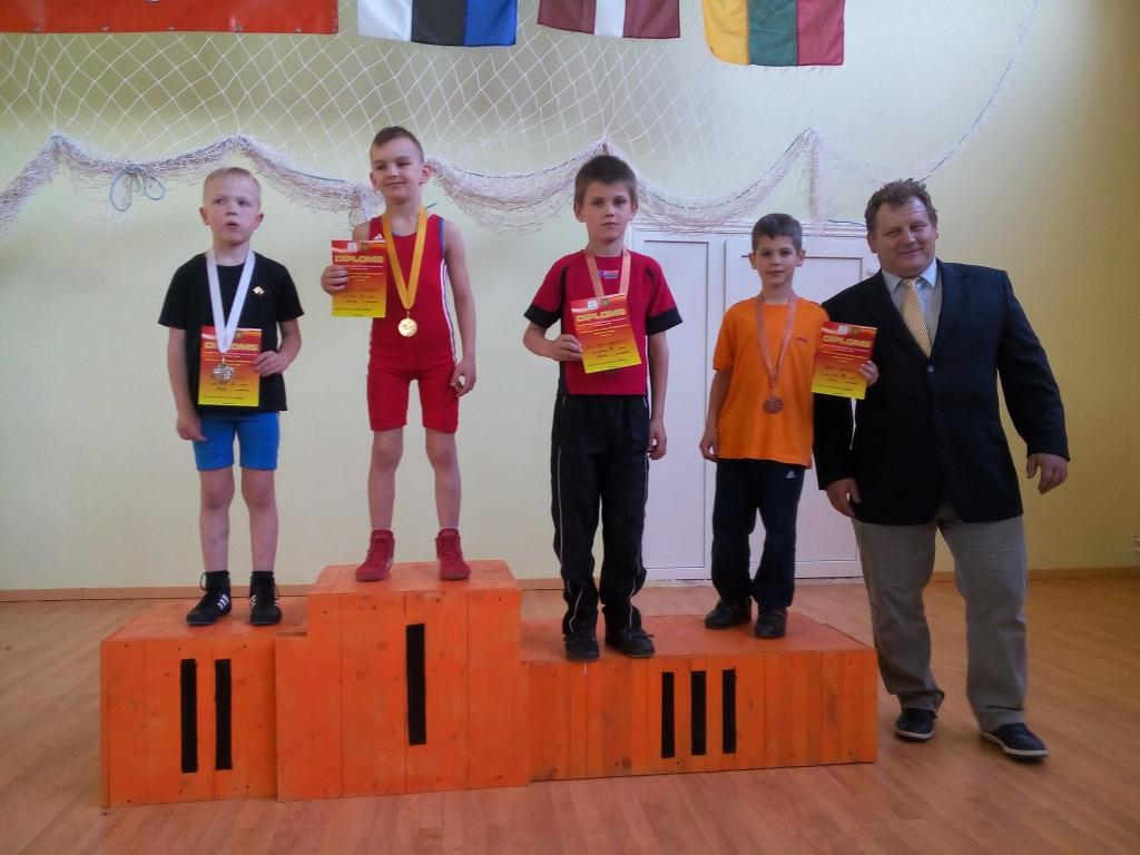 Sandis Abakoks (no labās) izcīnīja trešo vietu savā svara kategorijā.
Autors: no personiskā arhīva