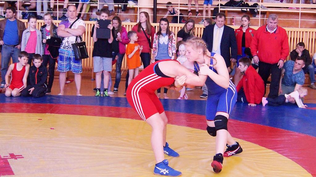 Alīna Antipova (no labās) spraigā cīņā ieguva 1.vietu.                                                 
Autors: no personiskā arhīva