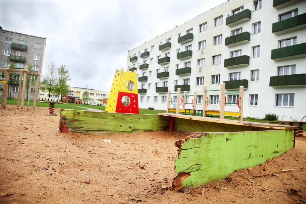 No Nākotnes ielas bērnu rotaļlaukuma, kādu to atklāja pirms vairākiem gadiem, maz kas labs palicis pāri. Smilšu kaste salauzta, šūpoles arī. Basām kājām bērni nevar dzīvoties smiltīs, jo jāuzmanās no stikla lauskām.   											   
Autors: Gatis Bogdanovs