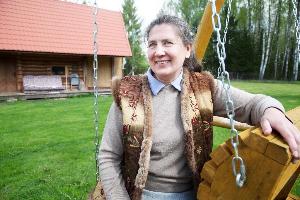 Galgauskas pagastā Tirzas upes krastā atrodas skaista sēta “Jāņsētas”, kuru saimniece Veneta Krevica dzīvo saskaņā ar dabu šodien un tagad. Sākot jaunu dienu, viņa veic pusotru stundu ilgu rīta rituālu. Vispirms Veneta pusstundu meditē, tad vingro, norīvējas ar linu dvieli pēc Ineses Ziņģītes ieteikumiem un tad dodas uz Tirzas upi peldēties. Tikai pēc peldes Veneta ar prieku sāk rosīties sētā. “Lai cilvēks, arī laukos dzīvojot, kur visapkārt ir daba, piekoptu veselīgu dzīvesveidu, viņam ir jābūt tam gatavam,” saka Veneta, kurai vecāki devuši bulgāru vārdu, jo izrādās, ka tāds tas bijis arī gaišreģes un dziednieces Vangas pieņemtajai audžumeitai.
Autors: Gatis Bogdanovs