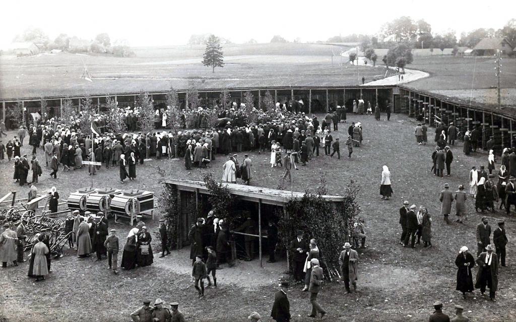 Lauksaimniecības izstāde Tirzā 20.gadsimta divdesmitajos līdz trīsdesmitajos gados. 													  
Autors: no GVMM krājuma