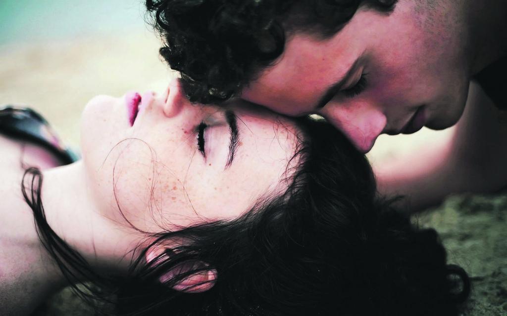 Autors:  NO love-couple-on-the-sand-wallpaper