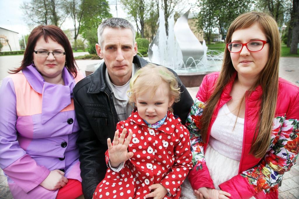 Pēc pārvērtībām Anita un viņas ģimenes locekļi ir ļoti priecīgi, ka viņiem bijusi iespēja piedalīties pārvērtībās.                        
Autors: Gatis Bogdanovs