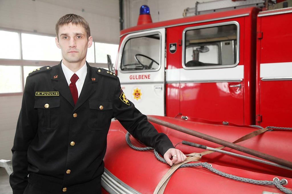 Jaunais Gulbenes daļas komandieris Raivis Pužulis atzīst, ka lielākajai daļai ugunsdzēsēju glābēju darbs, ko viņi dara, ir sirdsdarbs. To viņš var attiecināt arī uz sevi. 											    
Autors: Gatis Bogdanovs