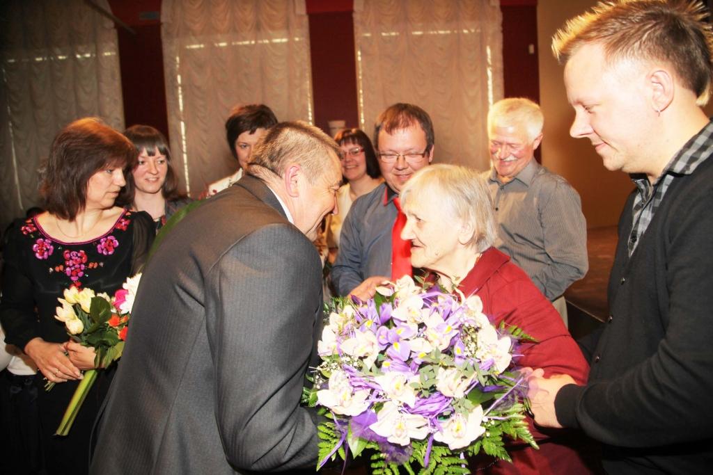 Beļavas pagasta pārvaldes vadītājs Aivars Rakstiņš sveic 97 gadus veco Veldu Skopani, kura izaudzinājusi 11 bērnus, sagaidījusi 24 mazbērnus un 35 mazmazbērnus. Visu mūžu viņa turējusi godā dzimtas tradīcijas un gādājusi, lai plašā Skopanu dzimta turētos visi kopā.           
Autors: Gatis Bogdanovs