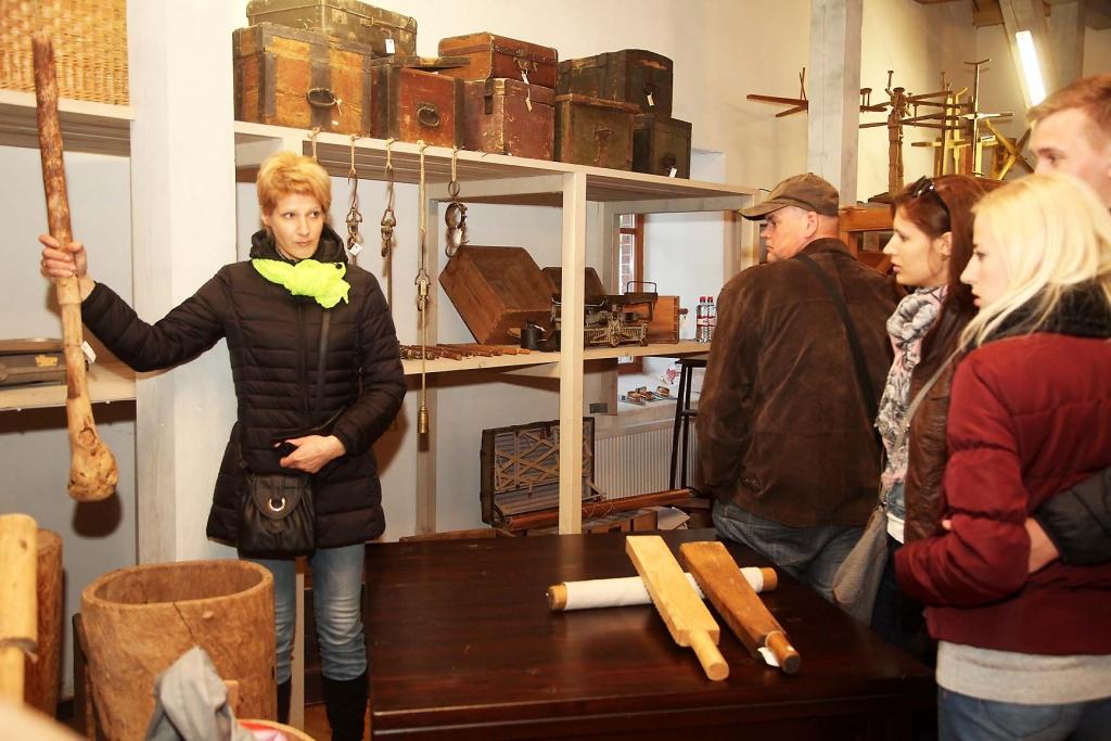 Klētī kopumā glabājas aptuveni 1100 dažādu senu priekšmetu un lietu. 1.stāvā izlikti apskatei ir aptuveni 700, kas vēsta par saimniekošanu mūsu zemē.												                    
Autors: Gatis Bogdanovs