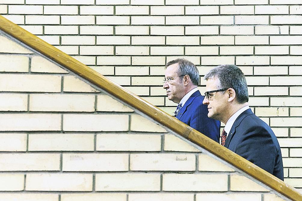 Latvijas veselības ministrs Guntis Belēvičs (no labās) min vienu veiksmes stāstu e-veselības jomā, kamēr Igaunija, kuras prezidents Tomass Hendriks Ilvess piedalījās e-veselības forumā Rīgā, ir viena no labākajiem piemēriem Eiropā. 
Autors: Publicitātes foto