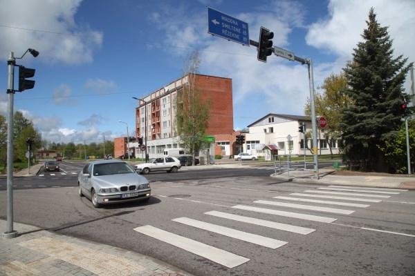 Gan pilsētniekiem, gan arī pārējiem novada iedzīvotājiem vēlreiz jāatgādina būt uzmanīgiem, jo Rīgas un Blaumaņa ielas krustojumā satiksme turpmāk tiks regulēta ar luksoforu palīdzību. 
Autors: Gatis Bogdanovs