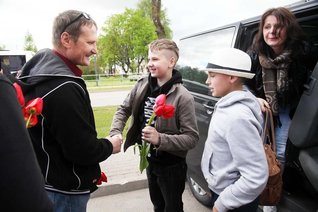 Jaunos pianistus, atgriežoties no konkursa, Gulbenē sagaidīja un sveica viņu ģimenes locekļi un novada domes pārstāvji.                                                                                                
Autors: Gatis Bogdanovs