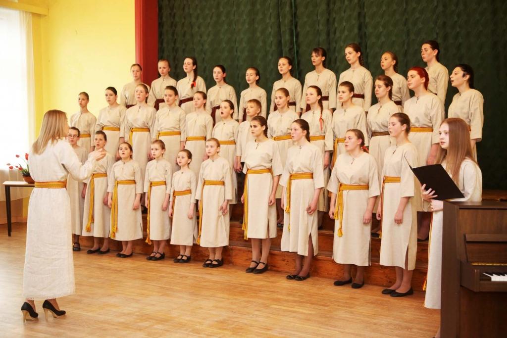 Stāķu un Tirzas pamatskolas apvienotais koris uz svētkiem Rīgā pošas kopā ar savām vadītājām Ilonu Matīsu un Guntu Apini. 																	
Autors: Gatis Bogdanovs