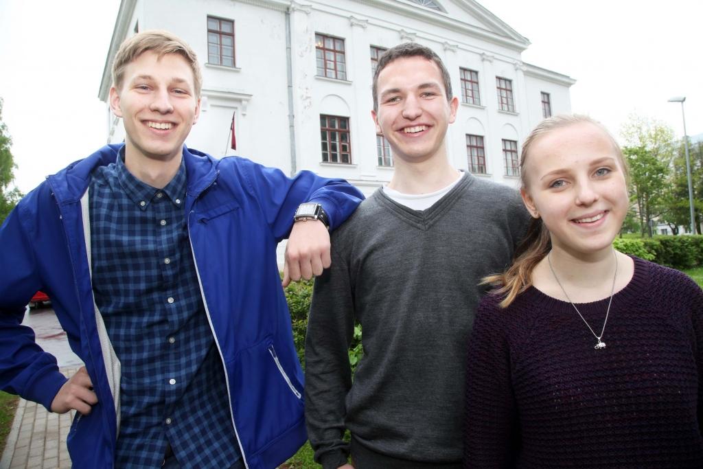 Gulbenes novada valsts ģimnāzijas 11.klases skolēni Agneta Švarce-Švampāne, Elvijs Vanags un Aivis Kļaviņš ir piedalījušies Vidzemes reģiona skolēnu zinātniski pētniecisko darbu konferencē un ir vieni no tiem, kas kļuvuši arī par laureātiem. Viņu darbu tēmas ir mūsdienīgas un interesantas, tas tikai nozīmē, ka aug jauni pētnieki. Agnetas darbs saistās ar vides zinātni, savukārt Aivis sava darba tēmu saistījis ar ģeodēzisko kupolmāju celtniecību Latvijā, bet Elvijs pētījis pasīvo māju būvniecības pieredzi Vācijā un Latvijā.