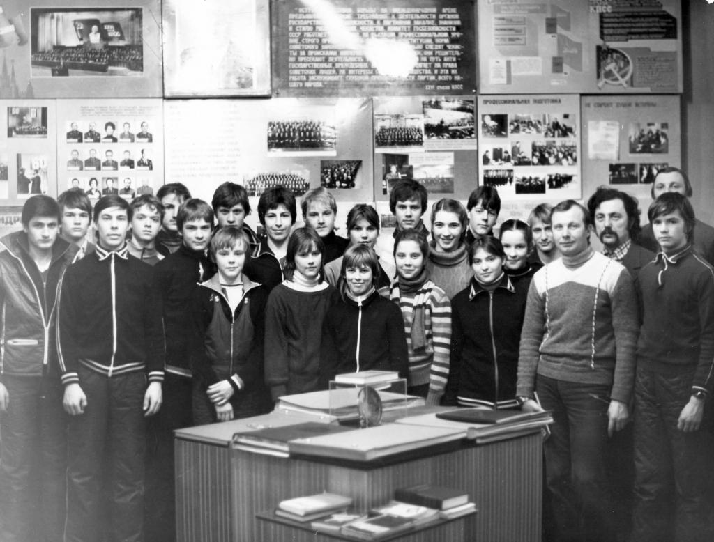 Aldis (priekšplānā no puišiem pats mazākais) kopā ar citiem jaunajiem biatlonistiem sacensībās Sverdlovskā. Attēlā redzami arī gulbenieši Jana Anča, Vitālijs Ameļčenko, Ainis Kanaviņš, arī visiem labi zināmais Ilmārs Bricis un Oļegs Maļuhins. 
Autors:  no personiskā arhīva