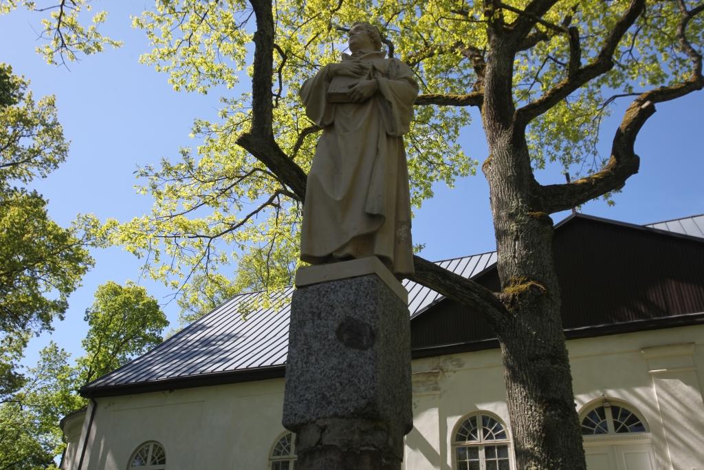 Lutera piemineklis, kas atrodas pie Gulbenes luterāņu baznīcas,  tagad ir ne tikai notīrīts, bet tam ir arī nostiprināti pamati.
Autors: Gatis Bogdanovs