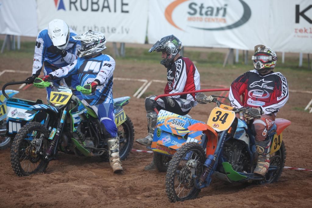 Blakusvāģu un blakusvāģu veterānu klases sportisti trasē devās kopā. Šeit uz starta stājās arī divas mūsu novada ekipāžas Aigars Vasiļenko/ Artis Verebs (Nr. 34) un Uvis Vasiļenko/ Uģis Skopāns (Nr. 717). 
Autors: Gatis Bogdanovs