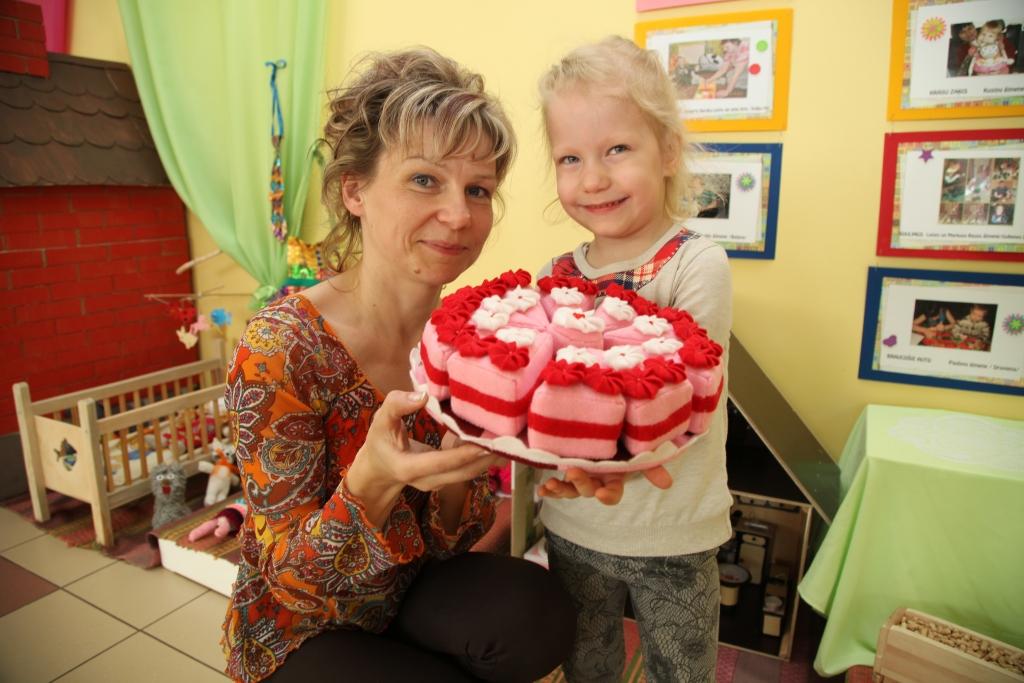 “Vai arī jums garšo kūkas? Mums abām garšo. Šoreiz šī kūka gan nav ēdama, jo ir “izcepta” no filca un porolona. Ja arī to nevar ēst, tad var mācīties saskaitīt, atņemt un dalīt gabaliņus,” saka abas meistares - māmiņa Ilze Melberde un piecus gadus vecā Kate Tīna. 
Autors: Gatis Bogdanovs