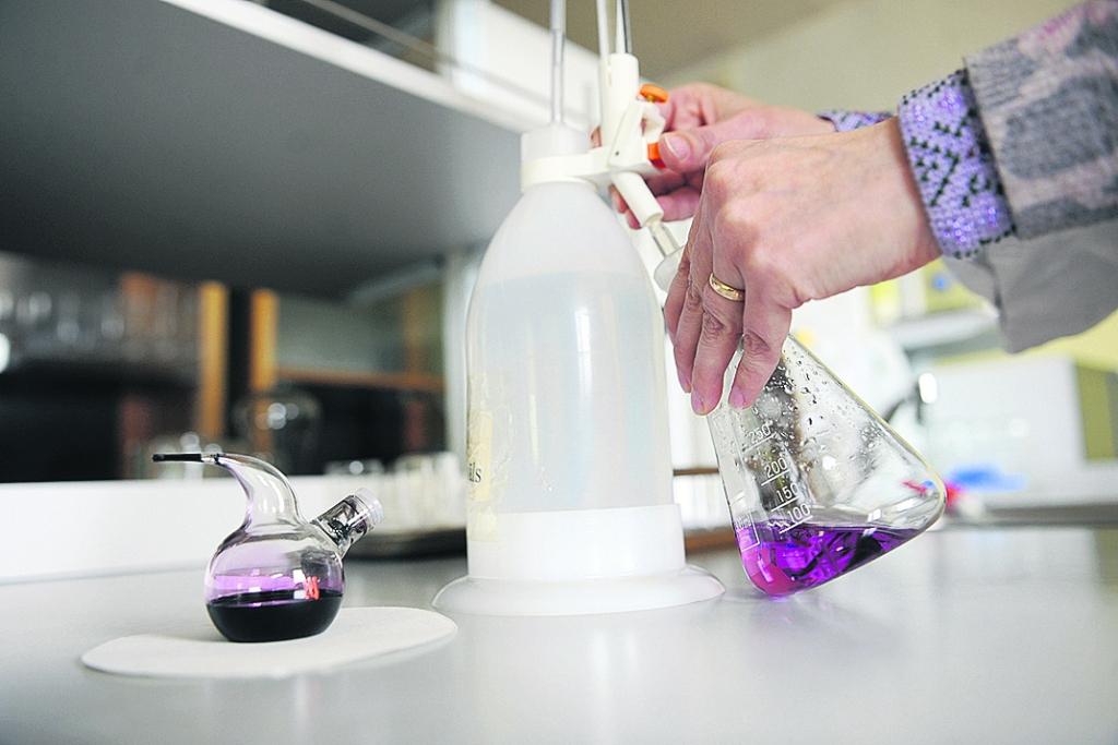 “Siguldas minerālūdens” laboratorijā tiek veikta tā dēvētā cietības analīze pazemes urbumā “Turaida” iegūtajam minerālūdenim. 
Autors: KRISTAPS KALNS (“DIENAS MEDIJI”)