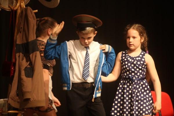 Aina no Gulbenes vidusskolas 2. līdz 4.klašu teātra pulciņa izrādes “Punktiņa un Antons”, ko iestudēt palīdzējusi skolotāja Inga Anča. Izrāde skatē ieguva 2.pakāpes novērtējumu.
Autors: Gatis Bogdanovs