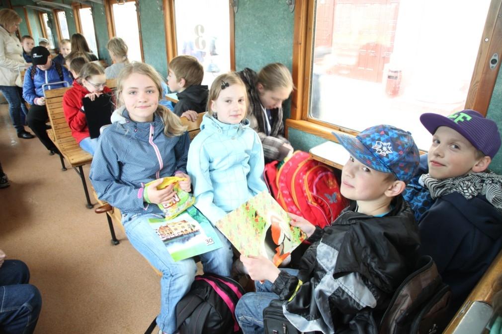 Gulbenes – Alūksnes bānīša pusdienlaika reiss vakar bija pasažieru pārpildīts, jo 170 čaklākie grāmatu lasītāji no novada vispārizglītojošajām skolām uz Lasīšanas svētku norises vietu Papardes stacijā devās ar bānīti.
Autors: Gatis Bogdanovs