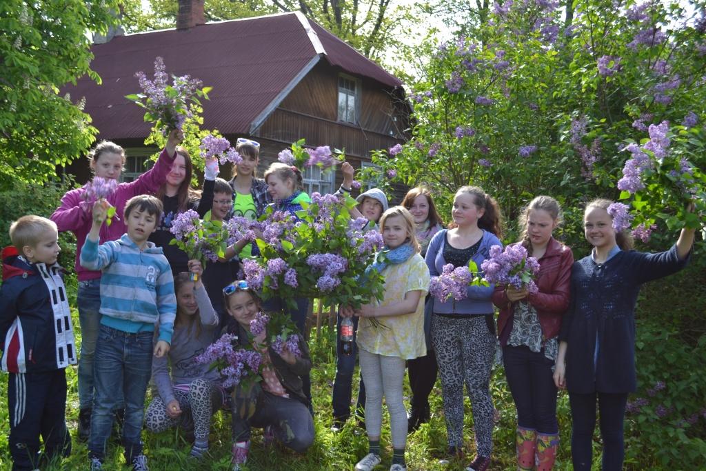 Šonedēļ Tirzas pagasta “Valdiņos”, kur dzimis gleznotājs Ludolfs Liberts, kuram šogad aprit 120. dzimšanas dina, ciemojās Tirzas pamatskolas skolēni, lai ne tikai priecātos par ceriņu krāšņumu, bet arī tos pēc tam zīmētu.	
Autors: Anete Ziepniece