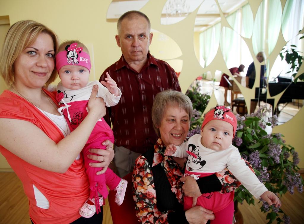 Pavisam 27 mazuļi sestdien, 30.maijā, piedalījās pirmajos Mazo gulbīšu svētkos Gulbenē. Paredzams, ka šādi svētki kļūs tradicionāli. Mērķis ir sapulcināt kopā pusgada laikā dzimušos mazulīšus un viņu ģimeņu pārstāvjus, lai sveiktu viņus kā Gulbenes jaunos pilsoņus un radinātu pie iešanas sabiedrībā. “Šie bērni taču pēc dažiem gadiem satiksies vienā klasē!” sacīja Gulbenes novada dzimtsarakstu nodaļas vadītāja Vita Elsiņa. Uz 2014.gada otrajā pusē dzimušo bēbīšu balli bija ieradušās arī gulbenietes – dvīņu meitenes Nika un Kira Kļaviņas - kopā ar māmiņu Līgu, vecmāmiņu Benitu un vectētiņu Jāni. “Mazmeitiņas – tā man kā vecmāmiņai ir skaista dāvana vecumdienās,” “Dzirkstelei” saka Benita Kļaviņa.		
Autors: Gatis Bogdanovs